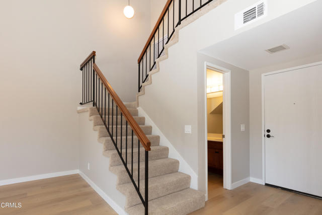 Detail Gallery Image 4 of 25 For 985 Hawthorne Ln, Ventura,  CA 93003 - 3 Beds | 3/1 Baths