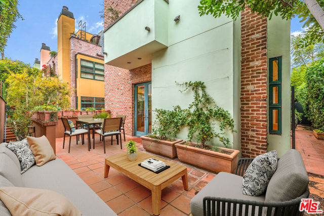 2323 S Beverly Glen Boulevard, Los Angeles CA: https://media.crmls.org/mediaz/2aca61f5-0924-4e4f-9294-45f09b2b244b.jpg