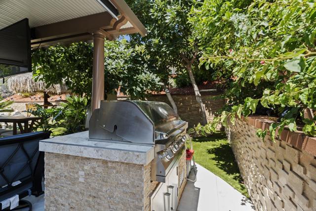 3461 Rich Field Drive, Carlsbad CA: https://media.crmls.org/mediaz/2aca69d4-1a9c-43e7-bca3-98ddc78c0a90.jpg