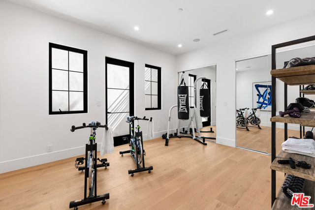 2565 Patricia Avenue, Los Angeles CA: https://media.crmls.org/mediaz/2acad158-b67a-4db4-a55d-fdbdc964cf0f.jpg