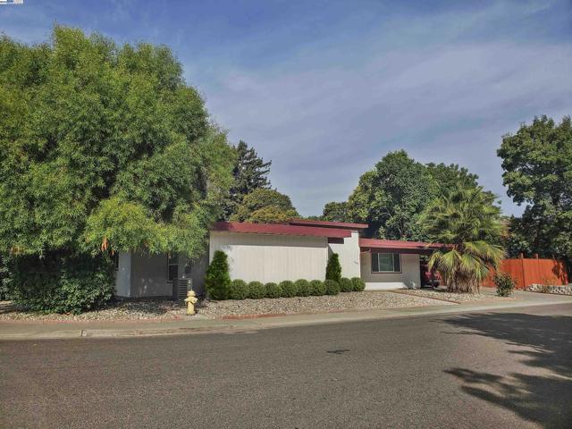 3107 Corona Dr, Davis CA: https://media.crmls.org/mediaz/2acaf42c-7e2e-4efa-927f-8fd250185e09.jpg