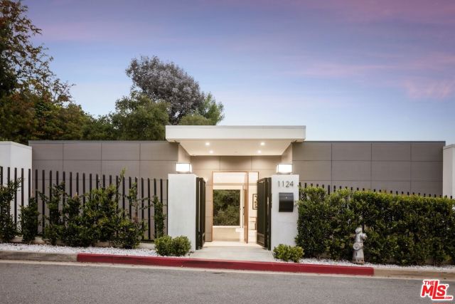 1124 Summit Drive, Beverly Hills CA: https://media.crmls.org/mediaz/2acb0d13-30c6-42f8-ac18-31c9c8e6c0ae.jpg