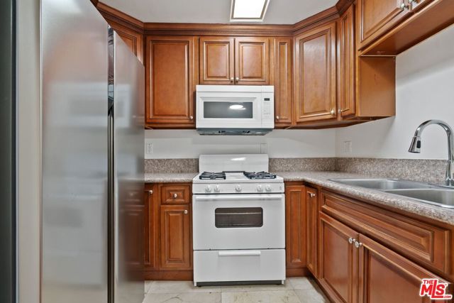 15939 Victory Boulevard, Van Nuys CA: https://media.crmls.org/mediaz/2acb22c8-dab0-41c4-abbc-f3977364c600.jpg