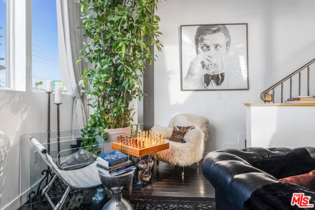 2515 Lincoln Boulevard, Venice CA: https://media.crmls.org/mediaz/2acbbf24-4973-47e9-8b68-eb6961545b74.jpg