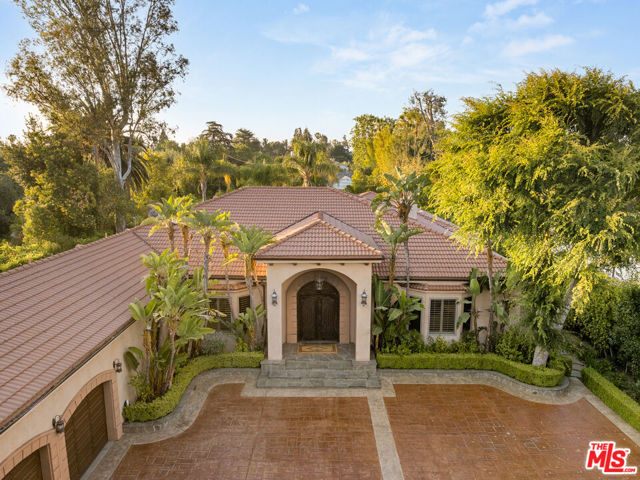 13845 Magnolia Boulevard, Sherman Oaks CA: https://media.crmls.org/mediaz/2acc0d8d-2f7e-46e0-9edc-faf078227a19.jpg
