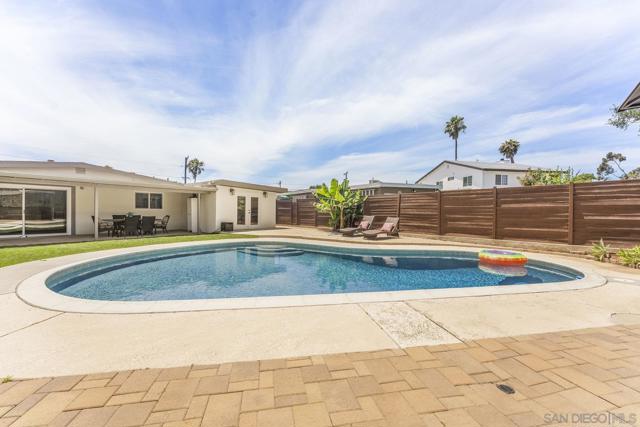 4527 Chinook Court, San Diego CA: https://media.crmls.org/mediaz/2acc32d7-b809-4a90-b1c0-5aa04c66471e.jpg