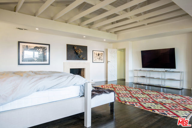 2249 Mountain Oak Drive, Los Angeles CA: https://media.crmls.org/mediaz/2accf12e-7284-4dda-9816-dafb2fafb573.jpg