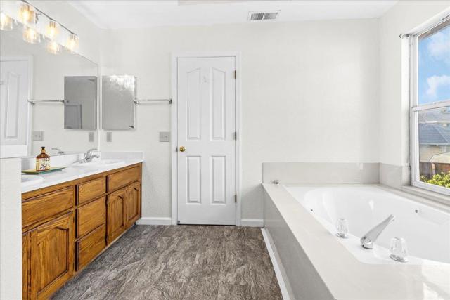 18 Suffield Circle, Salinas CA: https://media.crmls.org/mediaz/2acd0be4-8e6b-4380-9deb-4972a041ee05.jpg