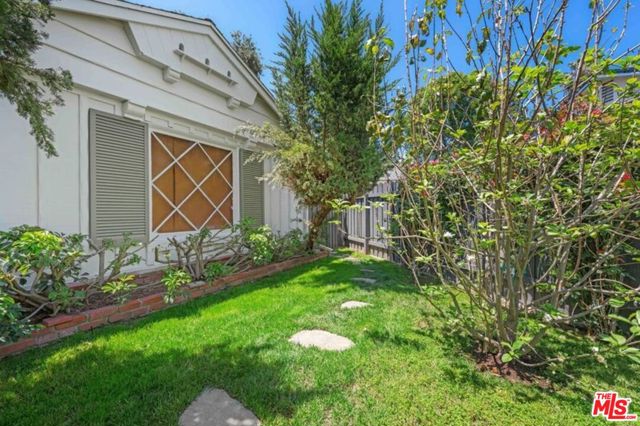 6827 Bianca Avenue, Lake Balboa CA: https://media.crmls.org/mediaz/2acd2892-2f5b-4d99-b3c3-c5bd52e05435.jpg