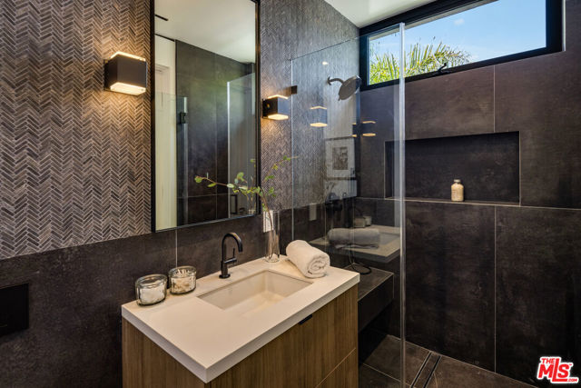 137 S Wetherly Drive, Beverly Hills CA: https://media.crmls.org/mediaz/2acd5500-e89a-4c01-9412-0bc9c61bdec8.jpg