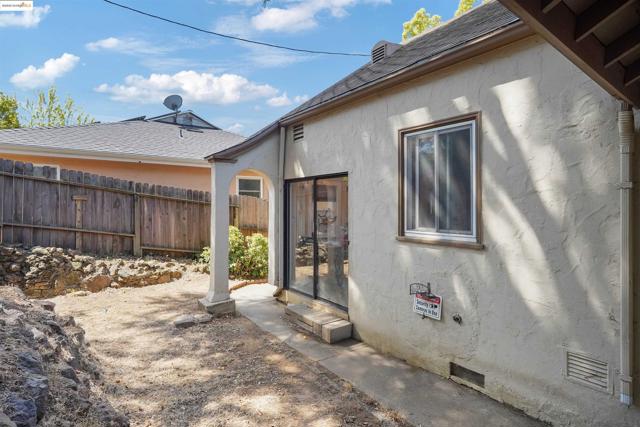 120 Sunset Ave, Vallejo CA: https://media.crmls.org/mediaz/2acdbf72-eac3-4a0d-a683-fc224b5f68b9.jpg