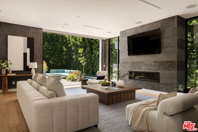 105 S Laurel Avenue, Los Angeles CA: https://media.crmls.org/mediaz/2ace45ad-534f-4692-8cc4-cacdacb2ae30.jpg