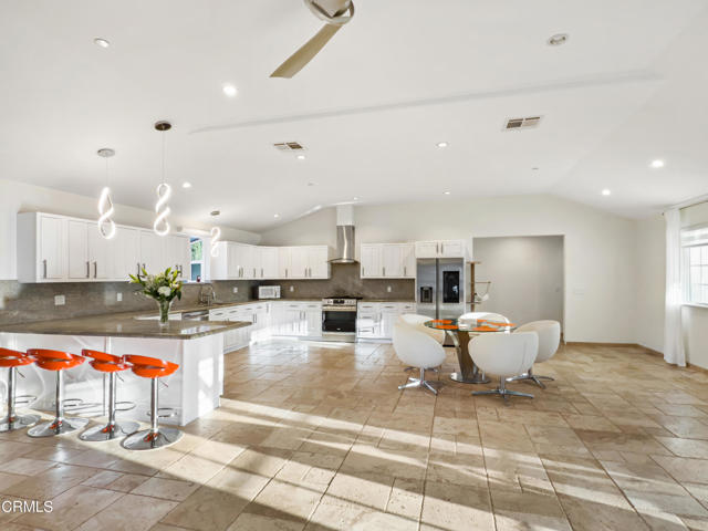 1210 S La Luna Avenue, Ojai CA: https://media.crmls.org/mediaz/2acf0db0-03b9-484e-b458-8e4286be98bc.jpg