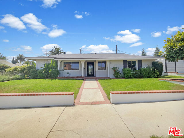 10011 Odessa Avenue, North Hills CA: https://media.crmls.org/mediaz/2ad072b0-2b81-4ac0-a917-26bd8ec1395f.jpg