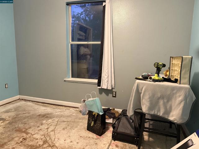 2306 River Ct, Delano CA: https://media.crmls.org/mediaz/2ad15852-f4a3-46f9-b272-75d3ee68e8fc.jpg
