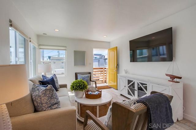 3286 88 Bayside Walk, San Diego CA: https://media.crmls.org/mediaz/2ad160f6-3fa7-4149-a05a-271b04e8ab69.jpg