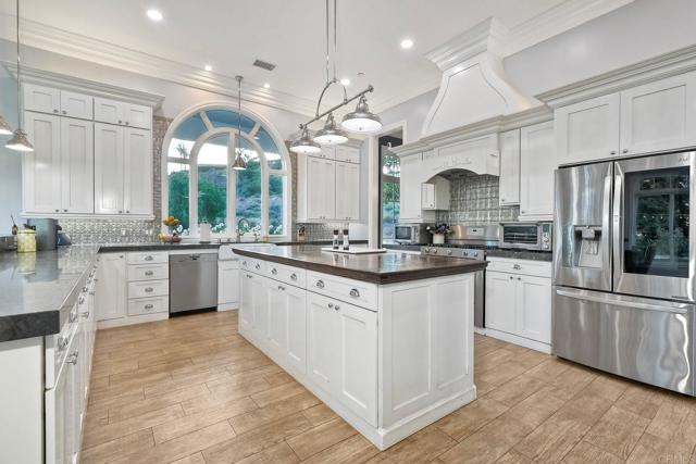 Detail Gallery Image 17 of 71 For 2507 Walinca Way, Vista,  CA 92084 - 4 Beds | 4 Baths