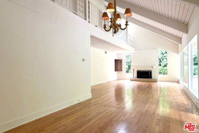 2325 Banyan Drive, Los Angeles CA: https://media.crmls.org/mediaz/2ad2895f-831f-4ce3-84b8-b590ce2542d6.jpg