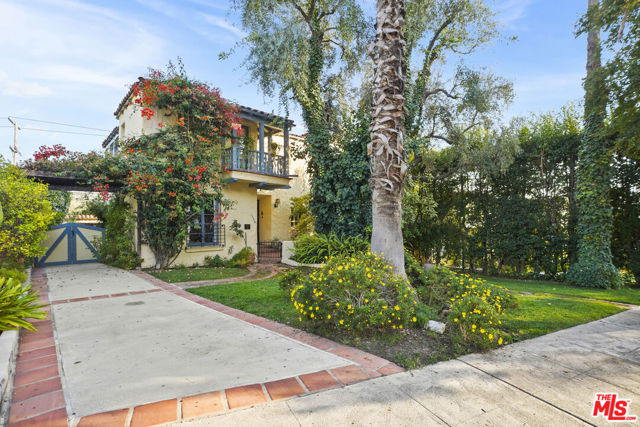 1326 Cordova Avenue, Glendale CA: https://media.crmls.org/mediaz/2ad28b8d-cdd6-458a-a4a0-692b8a9d632f.jpg