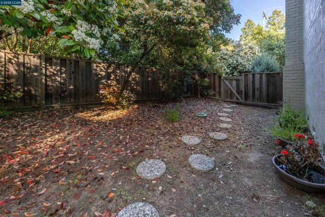 320 Miranda Ln, Alamo CA: https://media.crmls.org/mediaz/2ad2b1ab-6813-46d6-834f-368f241f82a7.jpg