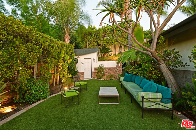18141 Green Meadow Drive, Encino CA: https://media.crmls.org/mediaz/2ad405f7-f184-4d84-9ff8-bba2c6085e10.jpg
