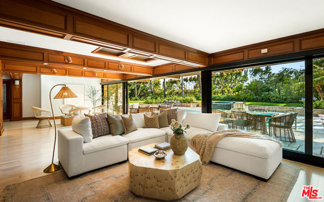 9996 Sunset Boulevard, Beverly Hills CA: https://media.crmls.org/mediaz/2ad43525-3ef8-4fbd-a0eb-4fd88356c33b.jpg