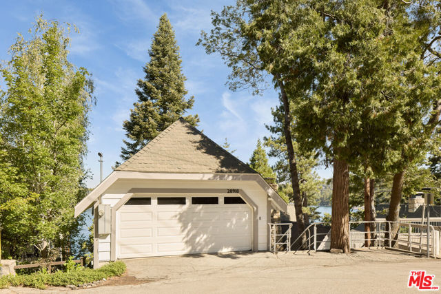 28918 Palisades Drive, Lake Arrowhead CA: https://media.crmls.org/mediaz/2ad52a7b-cbe8-4688-a4cf-2e767e39791a.jpg