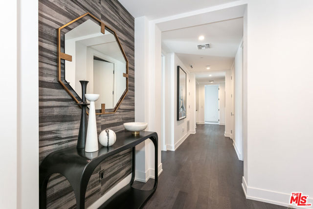 460 N Palm Drive, Beverly Hills CA: https://media.crmls.org/mediaz/2ad5bb2e-0df3-4a99-9075-13379ff5d02b.jpg