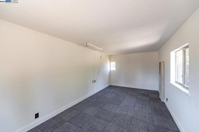 17673 Dorson Ln, Castro Valley CA: https://media.crmls.org/mediaz/2ad75c29-8ec4-4417-8508-d54dbf02bff9.jpg