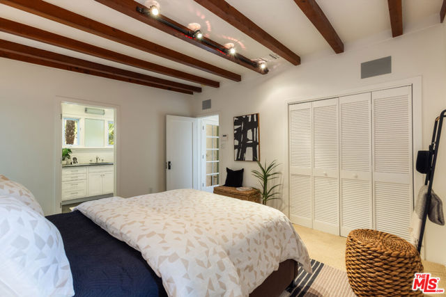 7361 Oakwood Avenue, Los Angeles CA: https://media.crmls.org/mediaz/2ad79048-645d-410f-bc52-0f0c97bcd58c.jpg