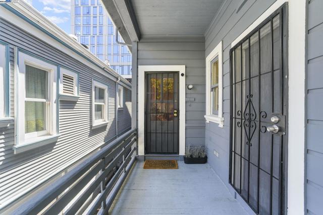 2349 Waverly St, Oakland CA: https://media.crmls.org/mediaz/2ad83617-f9a0-47cd-8df9-97de095a693b.jpg