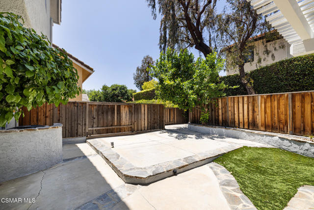 525 Myrtle Court, Oak Park CA: https://media.crmls.org/mediaz/2ad8a337-e027-4a26-8e5a-42fd60e30bdf.jpg