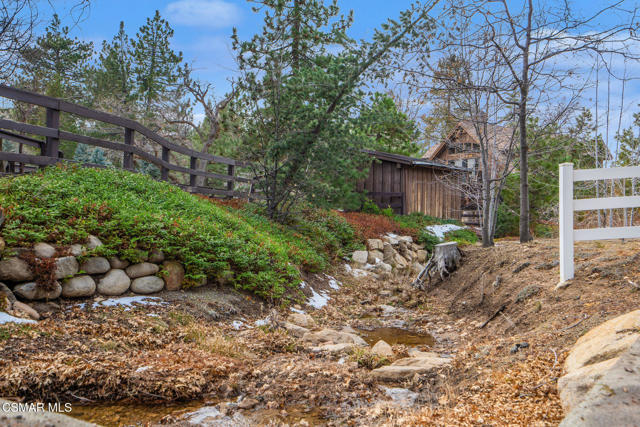 32310 Hummingbird Court, Running Springs CA: https://media.crmls.org/mediaz/2ad93b18-565a-4e90-a154-c1f0a876a421.jpg