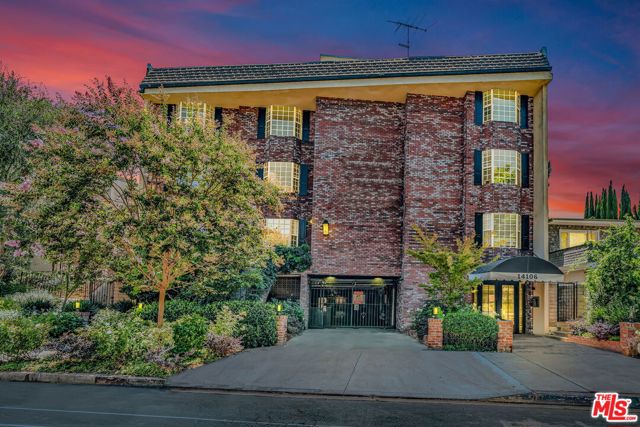 14106 Dickens Street, Sherman Oaks CA: https://media.crmls.org/mediaz/2ad9415f-5c1f-4579-a18d-db9ade7b582c.jpg