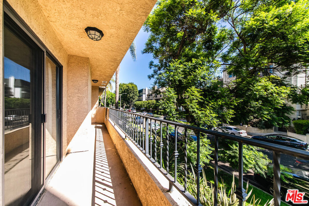 https://media.crmls.org/mediaz/2ad9d027-10a8-4538-95e9-b38ba11eca11.jpg?preset=X-Large
