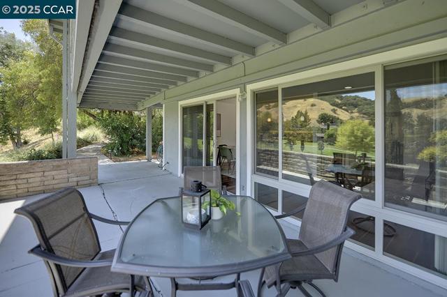 3136 Tice Creek Dr, Walnut Creek CA: https://media.crmls.org/mediaz/2ada2f8e-7faa-4b47-ab6f-ed54dd58d6cc.jpg