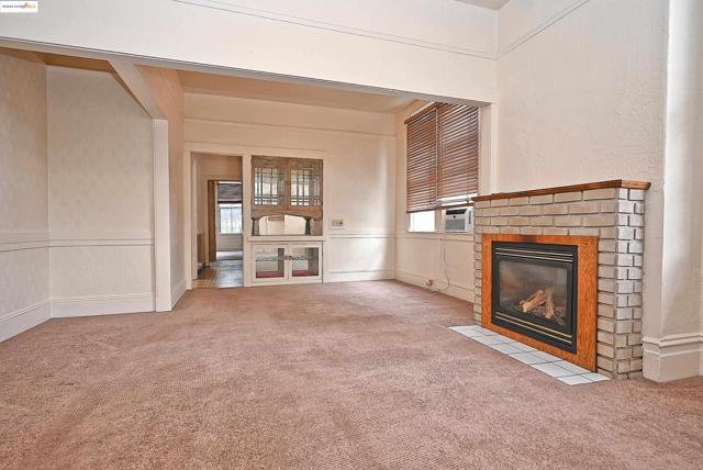 672 33Rd St, Oakland CA: https://media.crmls.org/mediaz/2adab3ee-862b-4d28-afa5-a0ef6b2b5b19.jpg