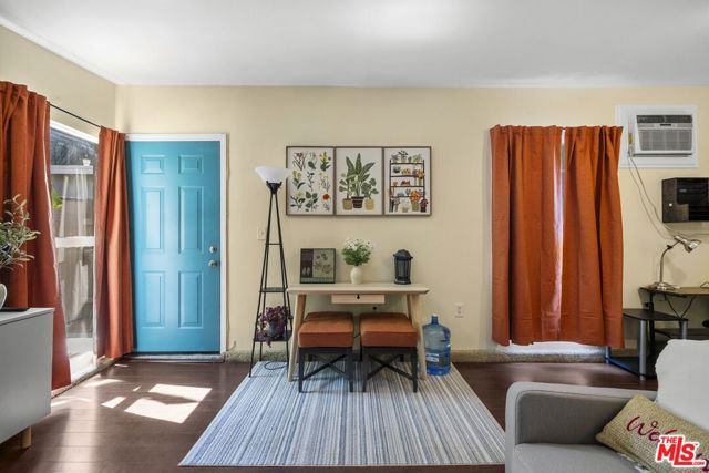 7659 Lindley Avenue, Reseda CA: https://media.crmls.org/mediaz/2adac2ee-ee44-421a-8c21-95b49e50921e.jpg