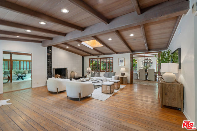 4835 Corbin Avenue, Tarzana CA: https://media.crmls.org/mediaz/2adb7588-0ba1-44c6-80eb-0eeb7cb99719.jpg