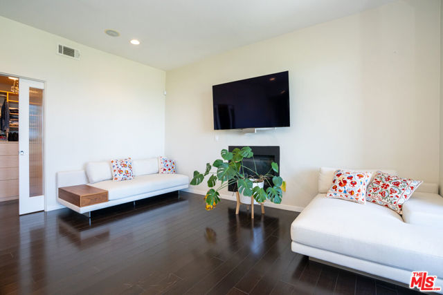 3865 Buena Park Drive, Studio City CA: https://media.crmls.org/mediaz/2adcb141-8646-4892-aac8-a000362519de.jpg
