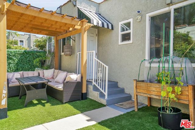 1301 S Hudson Avenue, Los Angeles CA: https://media.crmls.org/mediaz/2adced50-3525-4ed5-a9da-11e429fc230a.jpg
