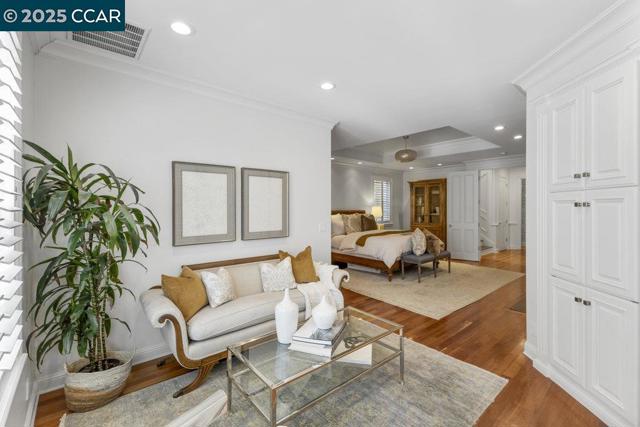 1826 Alameda Diablo, Diablo CA: https://media.crmls.org/mediaz/2addec1f-3a9d-46a9-97e4-660c792c84bf.jpg