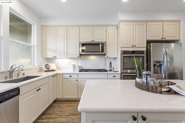 7129 Calistoga Ln, Dublin CA: https://media.crmls.org/mediaz/2ade1c47-4ece-4db0-811f-a750170b1dae.jpg