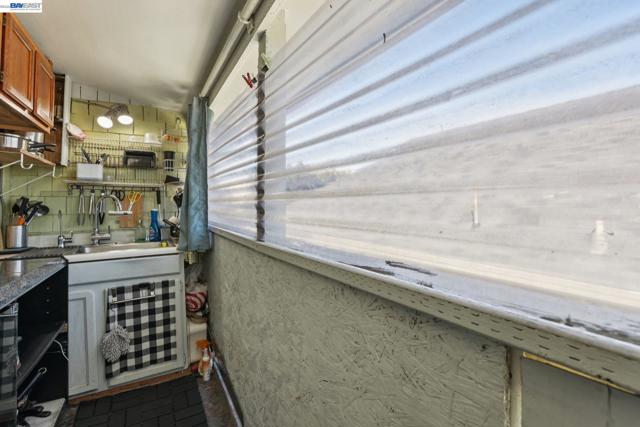 2514 21St Ave, Oakland CA: https://media.crmls.org/mediaz/2adf37cd-c2bf-41b1-97bb-915ac5a24816.jpg