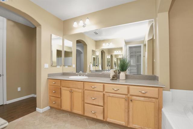 5618 Arcadia Cir, Discovery Bay CA: https://media.crmls.org/mediaz/2adfeba7-5e01-47bf-8e6b-c7f4dcc39054.jpg