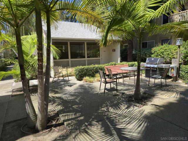 8660 Via Mallorca, La Jolla CA: https://media.crmls.org/mediaz/2ae0c4c5-cb11-44fa-a0ca-1a5084266bb9.jpg