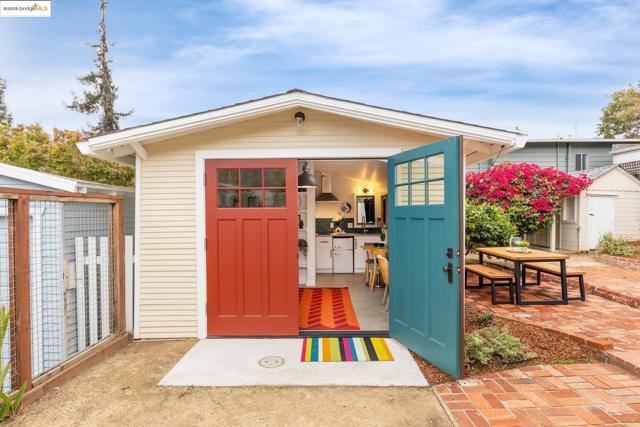 2941 Madeline St, Oakland CA: https://media.crmls.org/mediaz/2ae27816-a35c-45d0-b188-1b83ed2a49de.jpg