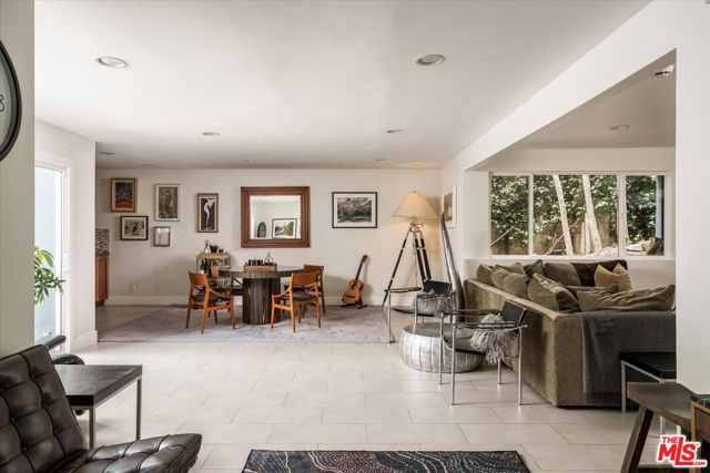 11372 Brill Drive, Studio City CA: https://media.crmls.org/mediaz/2ae2f1fa-7804-465a-901b-7017ef6a27e3.jpg