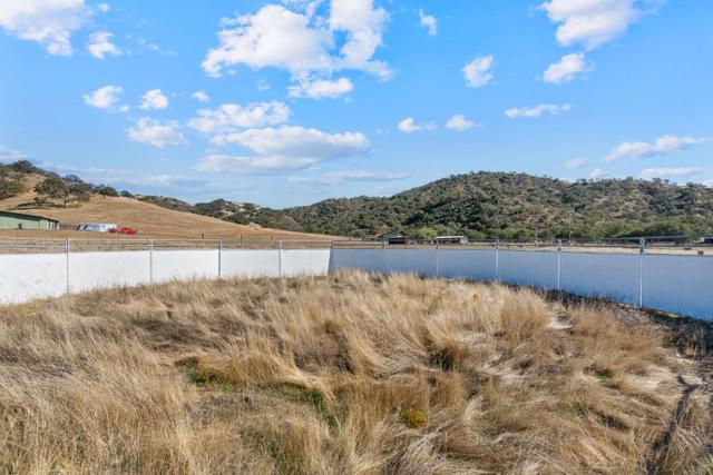 20101 Panoche Road, Paicines CA: https://media.crmls.org/mediaz/2ae2f358-5dc6-42bd-a460-f30750cb2691.jpg