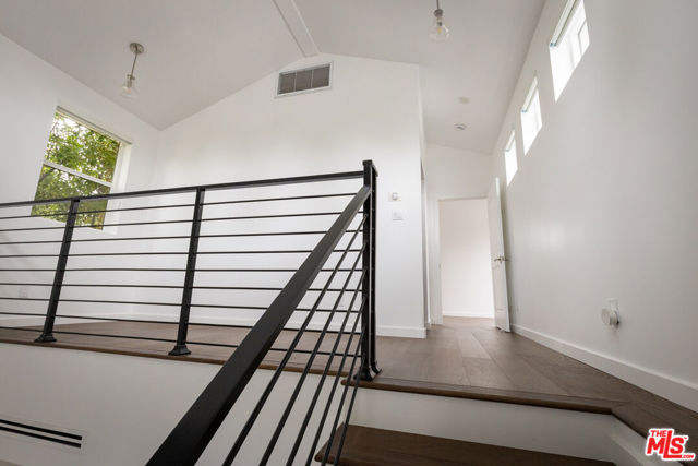 24042 Killion Street, Woodland Hills CA: https://media.crmls.org/mediaz/2ae36fb9-4e7b-408a-be4e-25ba3031278b.jpg
